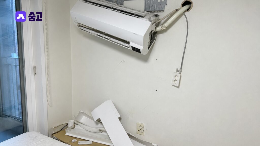 벽걸이 에어컨 설치를 셀프로 하다가 망가진채 방치된 벽걸이 에어컨의 모습