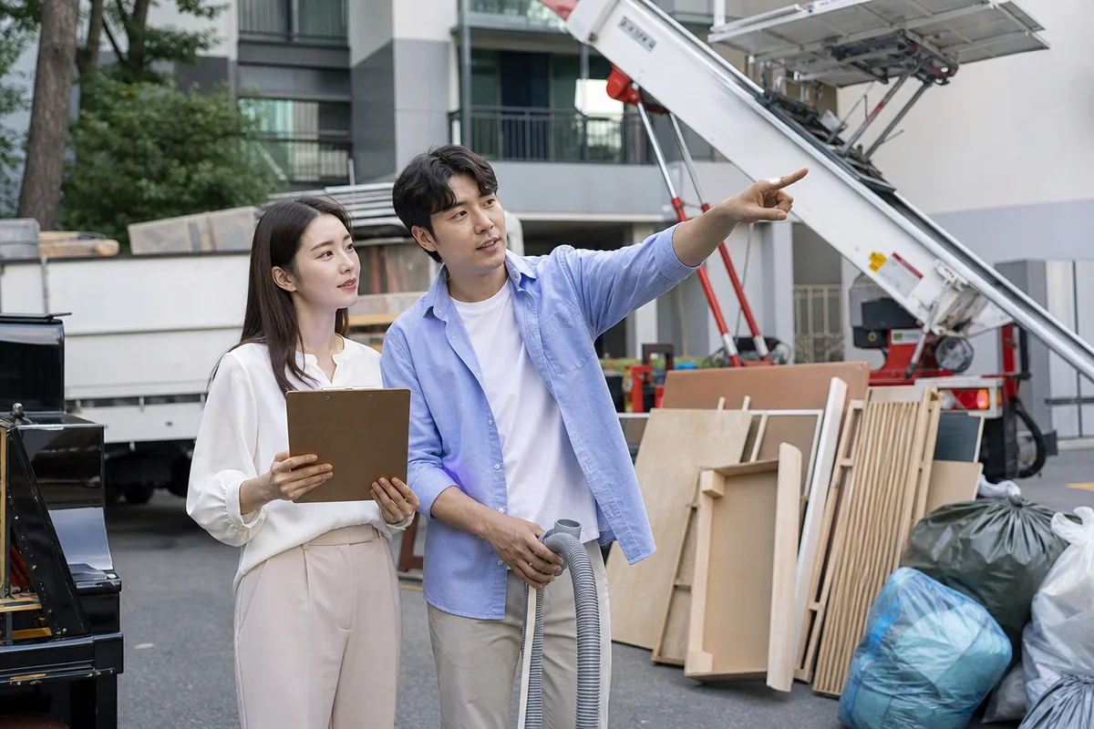 포장이사비용 확인을 위해 사다리차와 가전, 피아노, 폐기물을 점검하는 모습