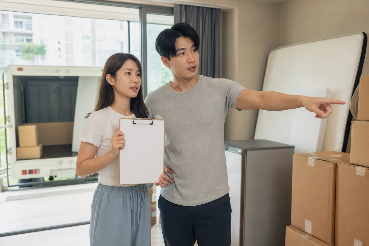 이사 비용 변수인 짐량과 냉장고 침대 등 특수물품을 준비하는 모습