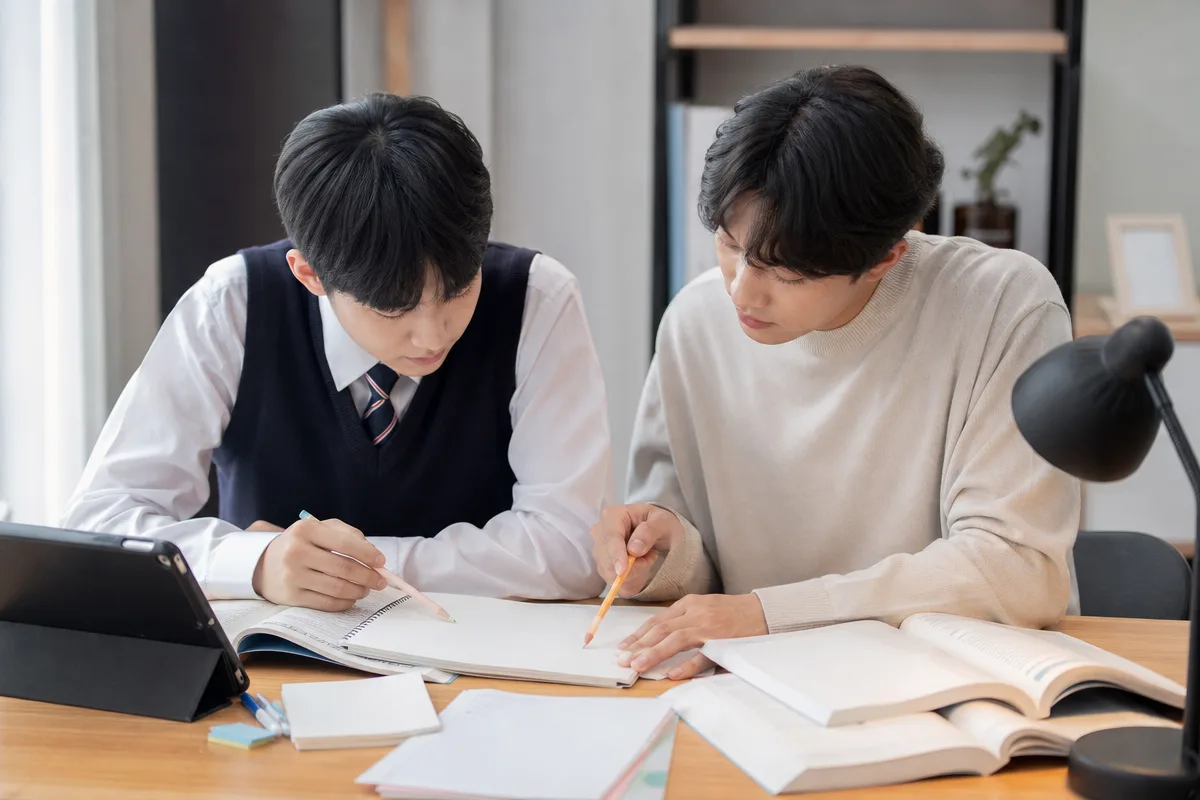 교사와 고3 학생이 국어과외에서 기출 문제 풀이 방향을 함께 점검하는 모습