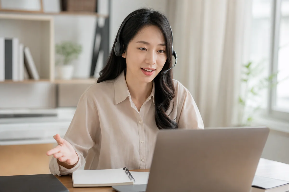 헤드셋을 쓰고 노트북 앞에서 말하기 연습하는 취업 준비생의 토익스피킹레벨 준비 모습
